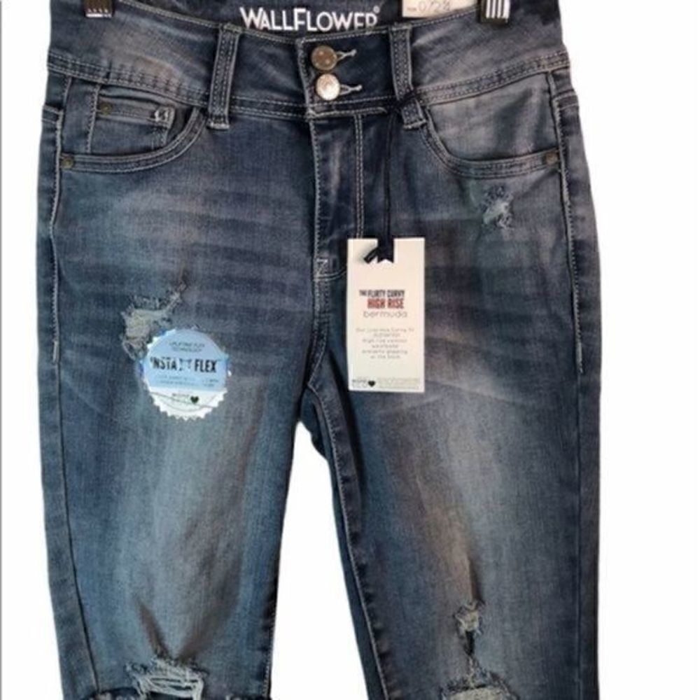 Wallflower Flirty Curvy Destroyed Bermuda Jean Shorts 0/24 NWT - Picture 8 of 8